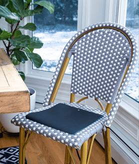 MAT-Small chair with laptop